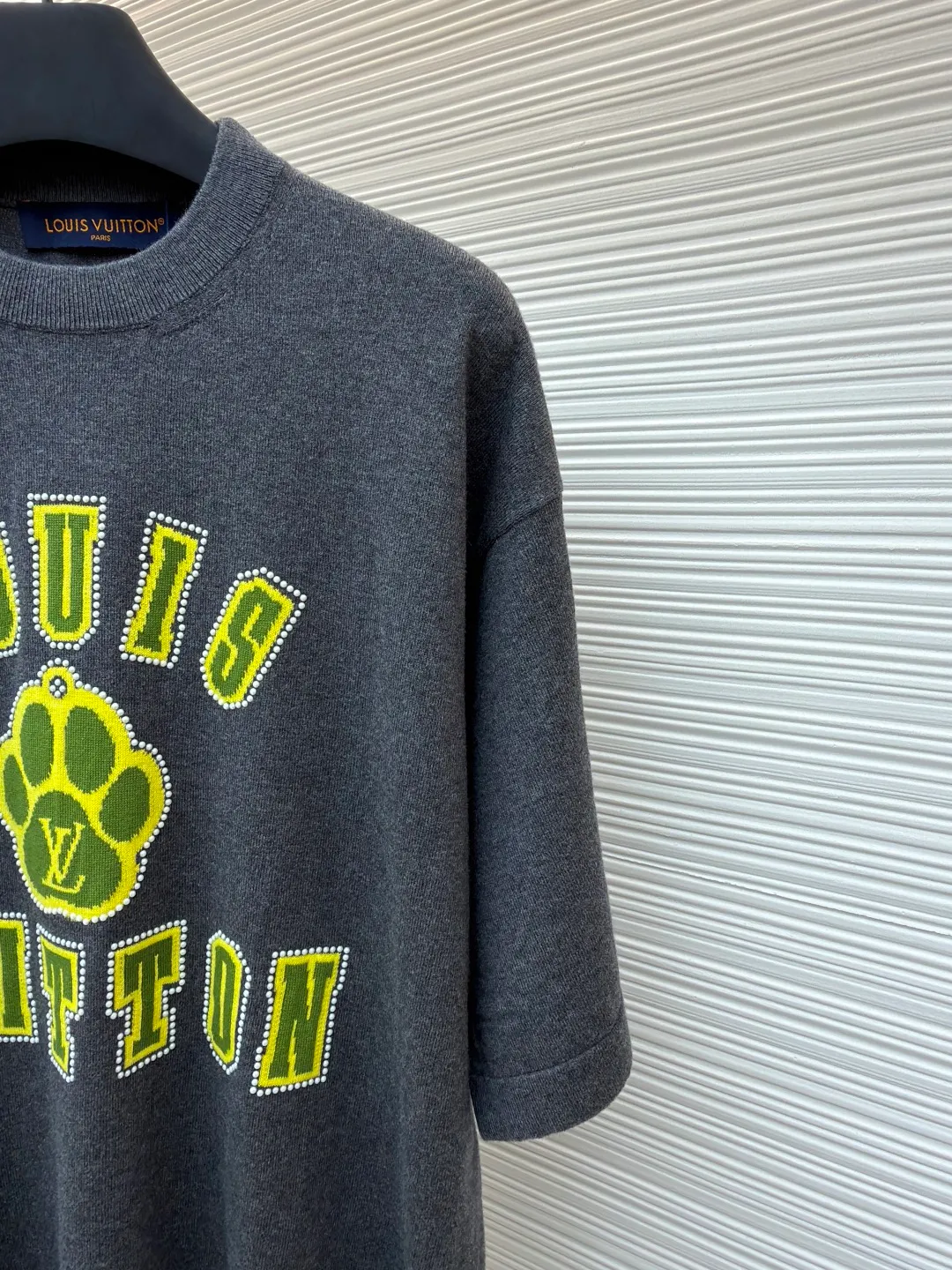 LOUIS VUITTON Cute dog paw print woolen short sleeves ●Original version: Purchased and developed for 10800 ●Item number: 1680942-B05 ●Fabric: combed cotton fabric ●Technology: woolen fabric ●Version: fitted version ●Weight: about 310 grams ●Size: XS-S-M-L ●Description: Made of combed cotton yarn knitted cotton fabric, special high-gram weight pure cotton yarn, it feels heavy when weighed, and the upper body is more textured than ordinary T-shirts. The overall routing is straight and delicate. The fabric is comfortable and soft. The color is consistent and no color difference. It can be matched with the same style to create a fashionable look and control various occasions. Customized accessories, complete with three standards, same style for men and women!